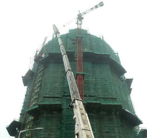 香格里拉吊车在工地上作业